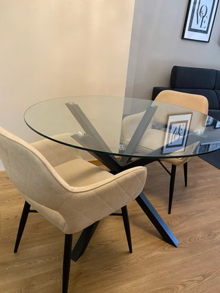 Set 4 Sillas Comedor. Tapizado beig y patas negras