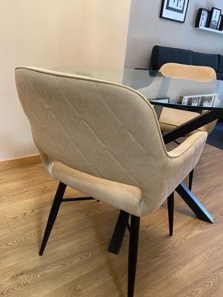Set 4 Sillas Comedor. Tapizado beig y patas negras