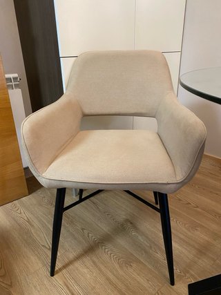 Set 4 Sillas Comedor. Tapizado beig y patas negras