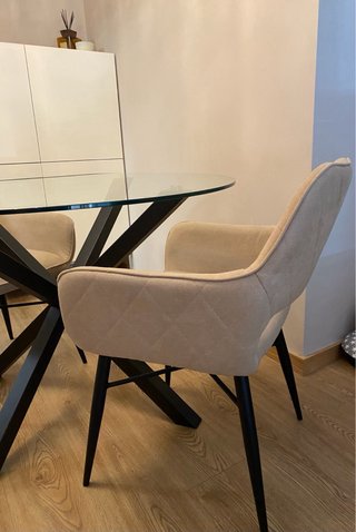 Set 4 Sillas Comedor. Tapizado beig y patas negras