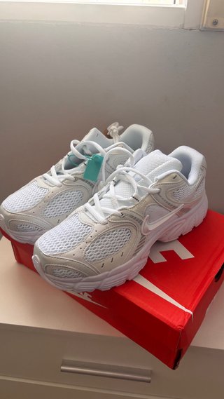 Zapatillas Nike Blancas y Plateadas