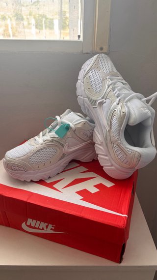 Zapatillas Nike Blancas y Plateadas