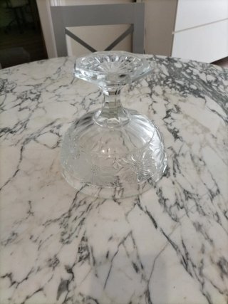 Frutero de vidrio con relieve decorativo