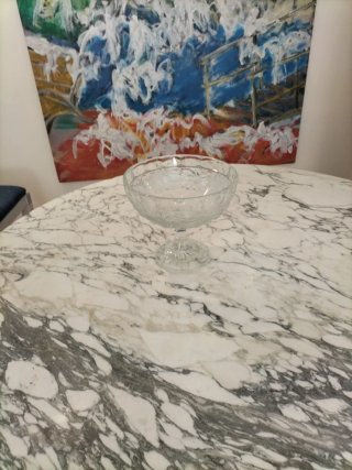 Frutero de vidrio con relieve decorativo