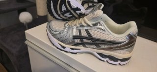 Zapatillas Asics Beige/Plata Talla 42 Nuevas