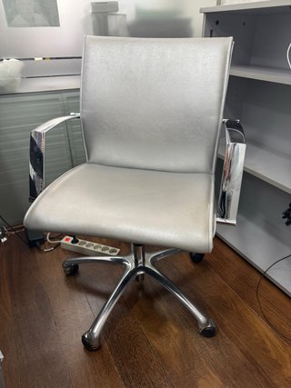 Sillón de oficina plateado