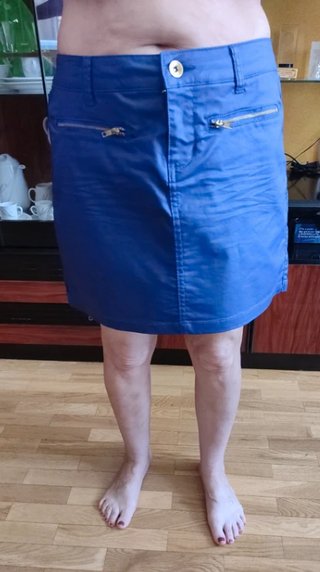 Falda azul con cremalleras