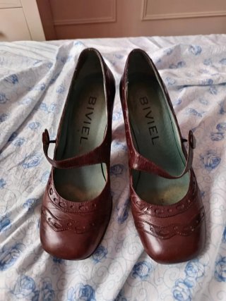Zapatos de tacón BIVEL marrones
