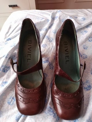 Zapatos de tacón BIVEL marrones