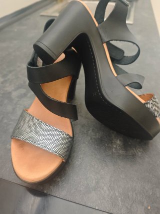 Sandalias tacón negras y plateadas T.36