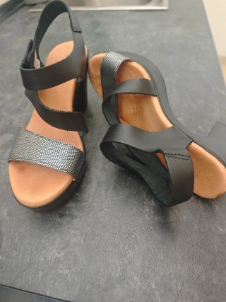 Sandalias tacón negras y plateadas T.36