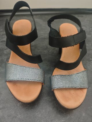 Sandalias tacón negras y plateadas T.36