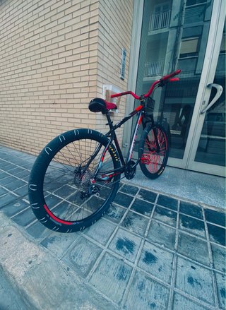 Bicicleta Stunt Negra y Roja