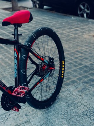 Bicicleta Stunt Negra y Roja