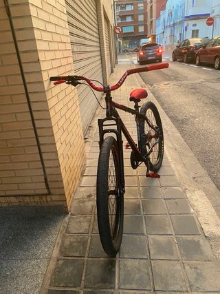 Bicicleta Stunt Negra y Roja