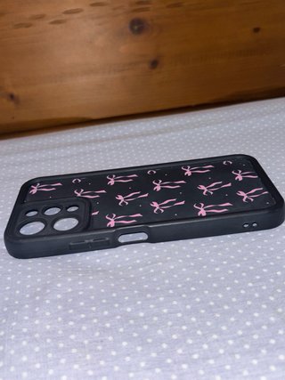 Funda móvil negra con lazos rosas