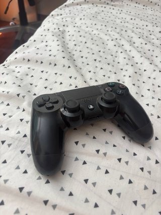 Consola Sony PS4 Negra + Mando