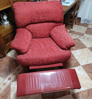 Sillón reclinable rojo con reposapiés