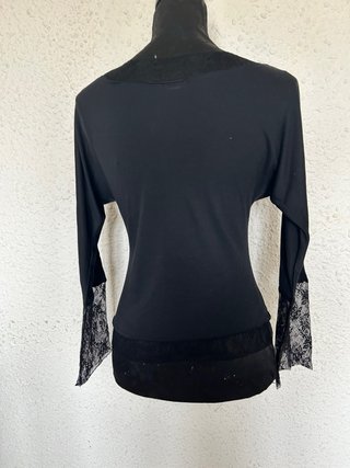 Camiseta negra con encaje