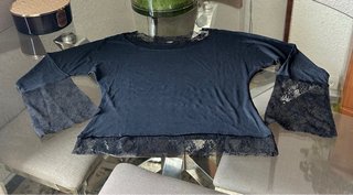 Camiseta negra con encaje