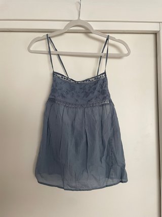 Top azul bordados de Zara