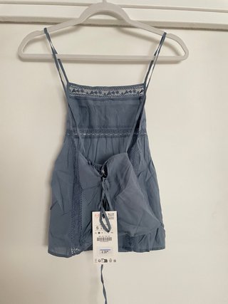 Top azul bordados de Zara