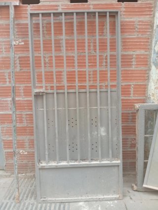 Puerta de hierro con marco