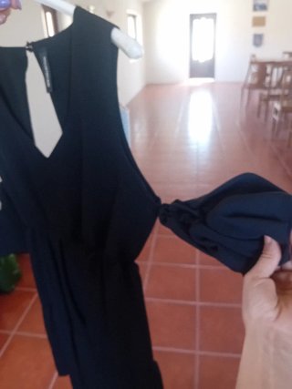 Vestido preto com decote V e mangas bufantes