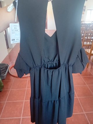 Vestido preto com decote V e mangas bufantes