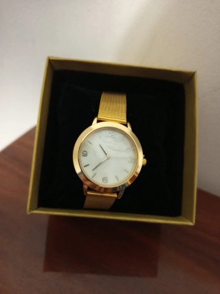Relógio dourado com bracelete em malha