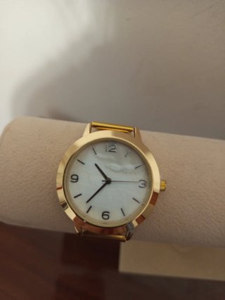 Relógio dourado com bracelete em malha