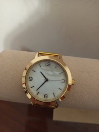 Relógio dourado com bracelete em malha
