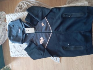 Sudadera Nike con cremallera y detalles rosas