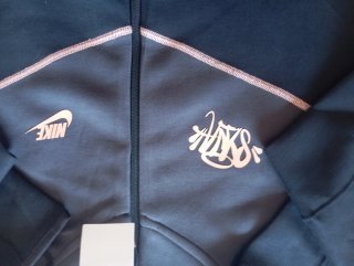 Sudadera Nike con cremallera y detalles rosas
