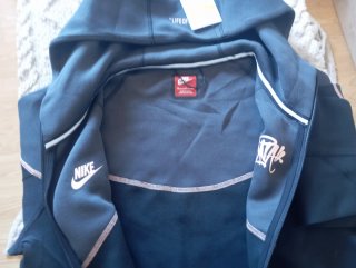 Sudadera Nike con cremallera y detalles rosas
