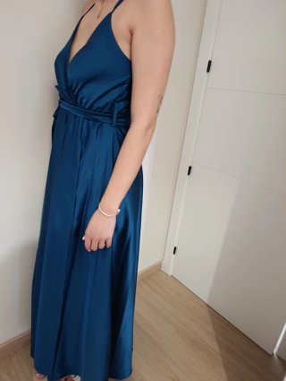Vestido largo azul satinado con abertura