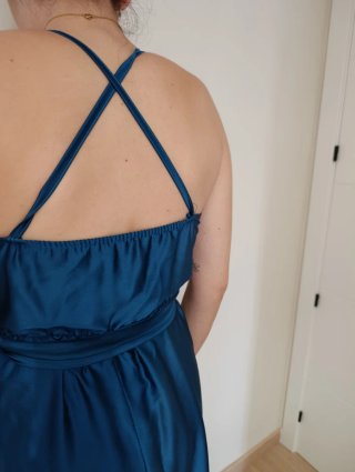 Vestido largo azul satinado con abertura