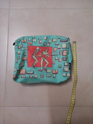 Neceser estampado con libros