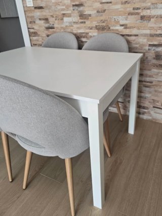 Mesa de comedor blanca
