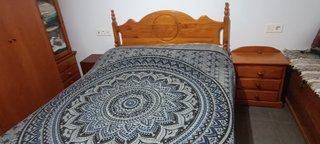 Cómoda con espejo, 3 mesitas noche y cama 140x190