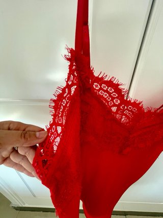 Lencero rojo con encaje