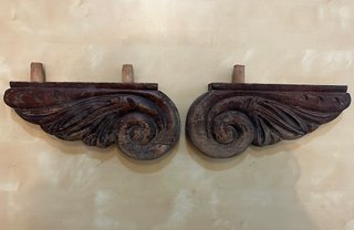 Cabecero de madera antiguo tallado