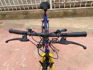 Bicicleta de Montaña Azul y Amarilla