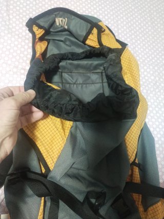 Mochila Altus gris y amarilla
