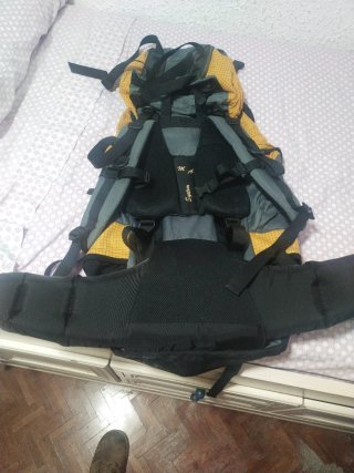 Mochila Altus gris y amarilla