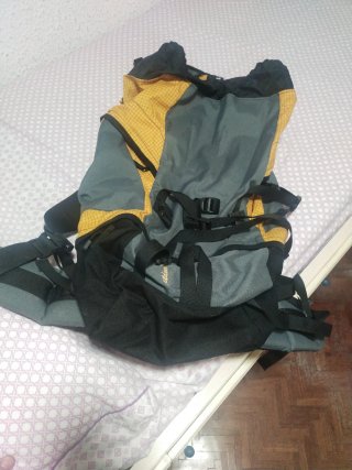 Mochila Altus gris y amarilla