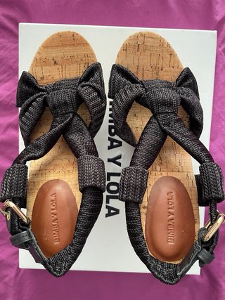 Sandalias cuña Bimba y Lola negras