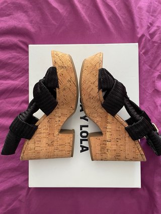 Sandalias cuña Bimba y Lola negras