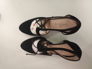 Zapatos tacón Gloria Ortiz negros