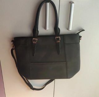 Bolso negro de mano y hombro